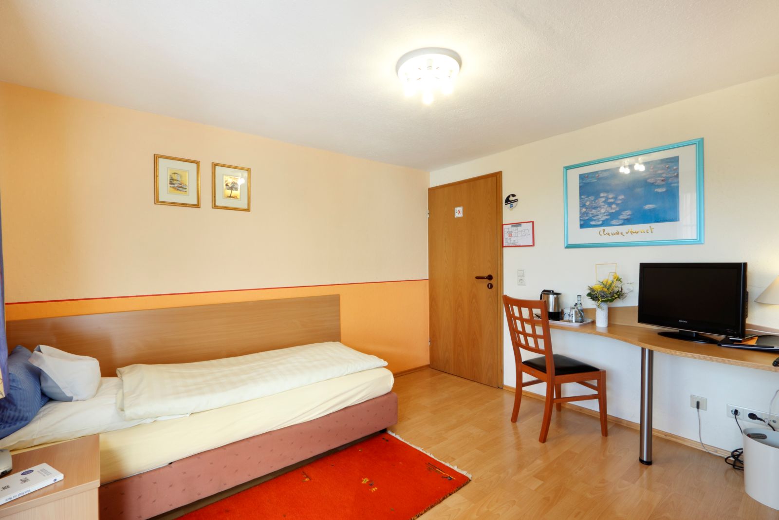 Gemütliches Superior Einzelzimmer mit Einzelbett, Schreibtisch und Teppich